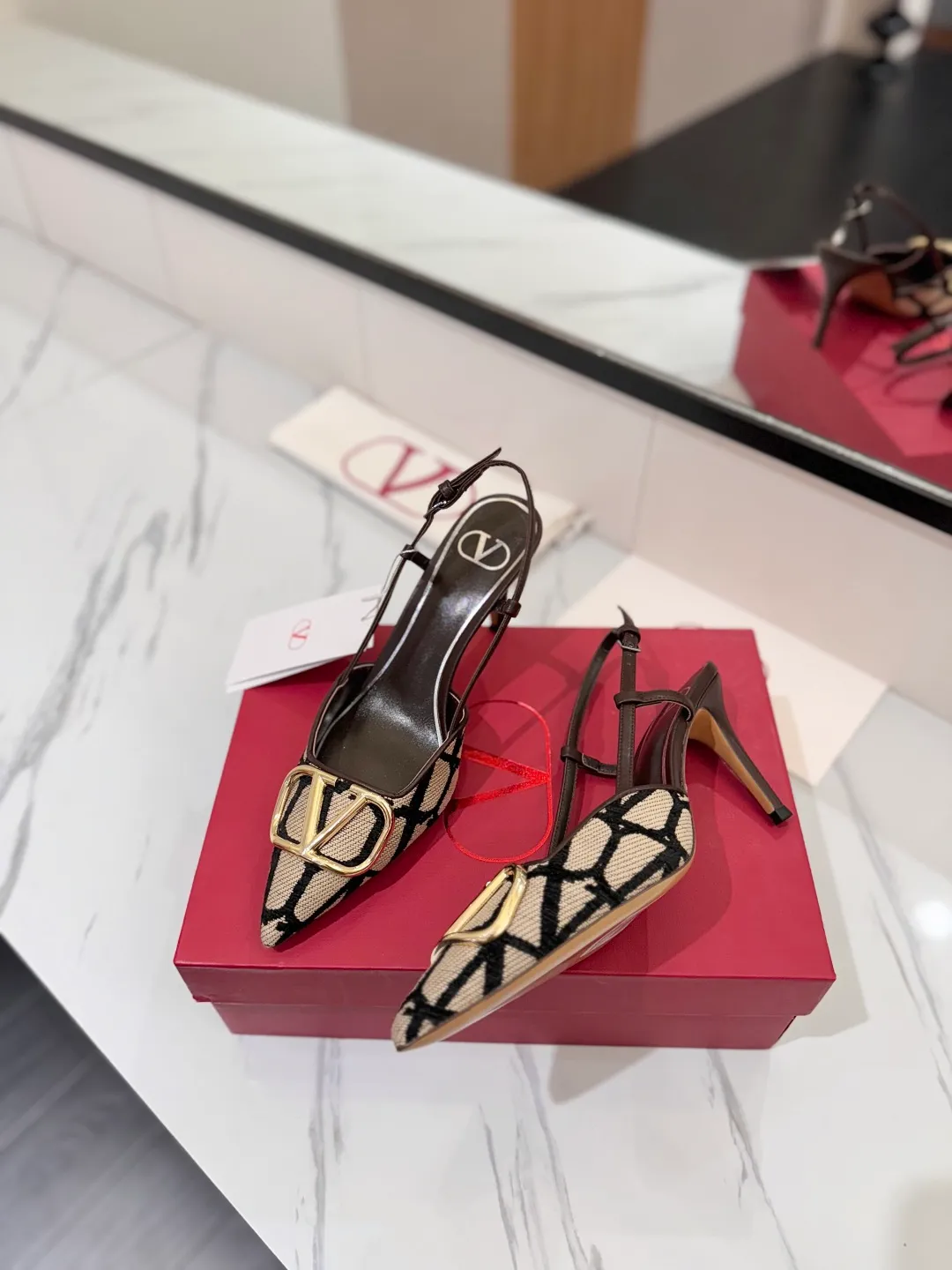 💕💕Factory direct selling price p520💕💕 Valentino VALENTINO's latest Valentino GaravaniV logo sling-back high heels with VLogo Signature decoration - Platinum tone VLogoSignature decoration ♡Elegant style, creating a different feeling! ♡It is an indispensable shoe in your shoe cabinet! ♡Simple temperament style, the highest version on the market♡ ◆ Material: Woolen cloth material◆ ◆ Lining and feet: imported goatskin◆ ◆ Outsole: Italian genuine leather outsole ◆ ◆ Heel height: ❽𝙘𝙢 ◆ ♡ show bdetails ♡ ———————————— ◢size. |35-39 (34.40 41 42 customized)◣